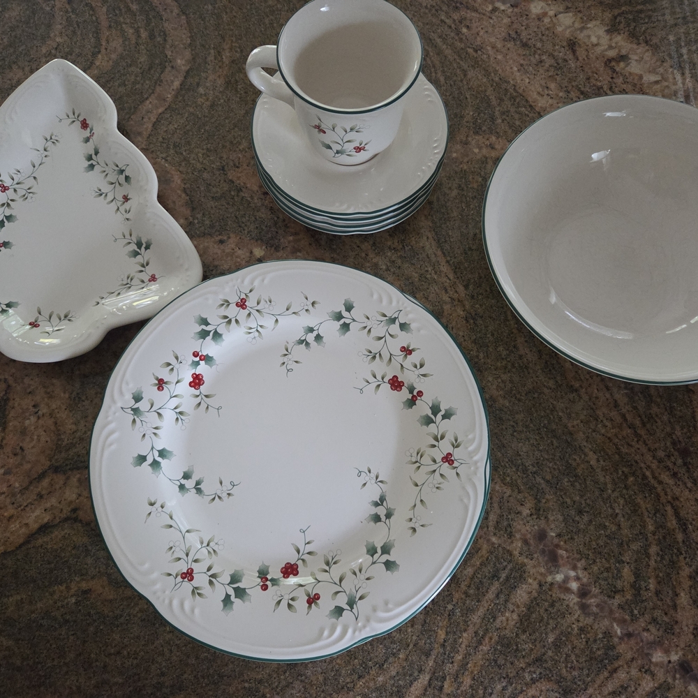 PFALTZGRAFF Lot of 11pcs Winterberry